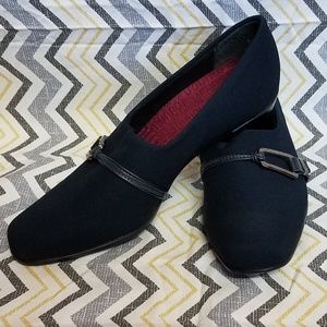NWOT Munro Navy Stretch fabric pumps